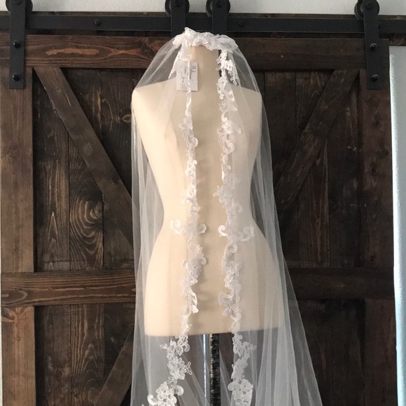 Davids Bridal One Tier Lace Applique Comb Veil - Picture 3 of 14